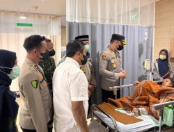 Kapolres Tangsel Jenguk Korban Ledakan di Pamulang, Serahkan Bantuan Sosial
