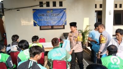 “Jumat Peduli” Polsek Cisauk kembali Bagikan Sembako untuk Ojol