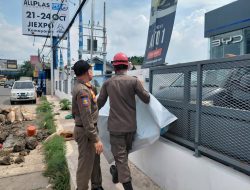 Satpol PP Tangsel Tertibkan Reklame Tak Berizin di Wilayah Serpong dan Sekitarnya