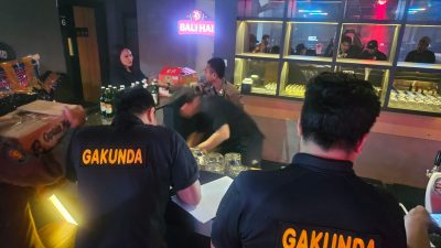 Satpol PP Tangsel Amankan 300 Botol Miras, Pelaku Terancam Tindakan Pidana Miring 