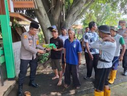 Polsek Kelapa Dua Gelar Jumat Peduli untuk Penjaga Makam di TPU Angsana Gede