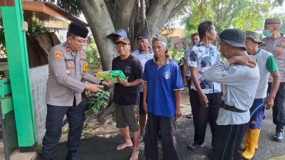 Polsek Kelapa Dua Gelar Jumat Peduli untuk Penjaga Makam di TPU Angsana Gede