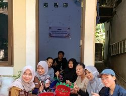 Mahasiswa KKN UPGRIS Kelompok 13 Ajak Warga Ungaran Olah Limbah Galon Bekas Jadi Pot Tanaman Cantik