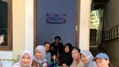 Mahasiswa KKN UPGRIS Kelompok 13 Ajak Warga Ungaran Olah Limbah Galon Bekas Jadi Pot Tanaman Cantik