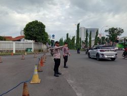 Bhabinkamtibmas Polsek Serpong Laksanakan Strong Point Pagi, Jaga Kelancaran Arus Lalu Lintas