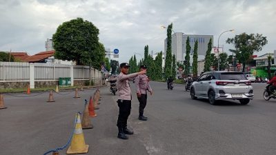 Bhabinkamtibmas Polsek Serpong Laksanakan Strong Point Pagi, Jaga Kelancaran Arus Lalu Lintas