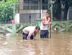 Respons Cepat! Polisi Cek Genangan dan Benahi Drainase di Depan SMPN 19 Tangsel