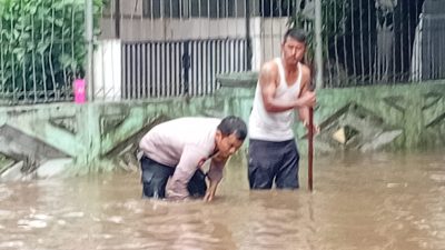Respons Cepat! Polisi Cek Genangan dan Benahi Drainase di Depan SMPN 19 Tangsel