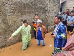 Respons Cepat Tim Siaga Bencana: Polsek Pagedangan Sigap Tangani Banjir di Cisauk Kaler