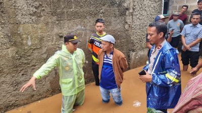 Respons Cepat Tim Siaga Bencana: Polsek Pagedangan Sigap Tangani Banjir di Cisauk Kaler