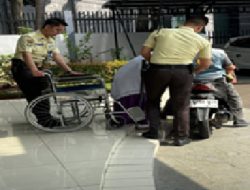 Pelayanan Humanis, Security BRI Bintaro Dampingi Nasabah Pensiunan Lansia Pengguna Kursi Roda