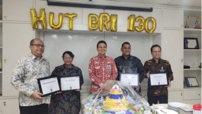 Dedikasi dan Loyalitas, BRI Cabang Hayam Wuruk Berikan Penghargaan Yubilaris 15 dan 20 Tahun dalam Rangka HUT ke-130