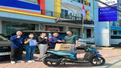 Apresiasi Nasabah, BRI KC Jakarta Jelambar Serahkan Hadiah Motor Pemenang Program PHS