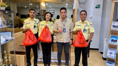 BRI Kebon Jeruk Salurkan Sembako sebagai Bentuk Apresiasi kepada Petugas Keamanan