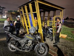 Respons Cepat Polisi Kelapa Dua Bantu Warga Alami Pecah Ban Dini Hari