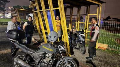 Respons Cepat Polisi Kelapa Dua Bantu Warga Alami Pecah Ban Dini Hari