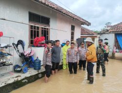 Sigap Hadapi Banjir, Polres Tangsel Turun Langsung Bantu Warga Karang Tengah