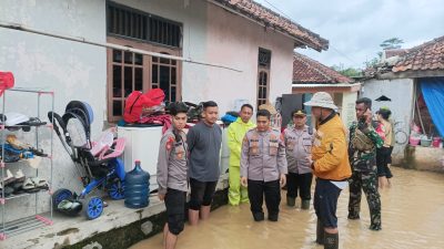 Sigap Hadapi Banjir, Polres Tangsel Turun Langsung Bantu Warga Karang Tengah