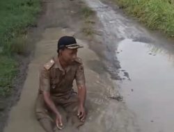 Jalan Rusak Bertahun-tahun Tak Tersentuh, Kades Ngepringan Turun Langsung Protes Demi Keselamatan Warga