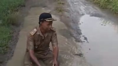 Jalan Rusak Bertahun-tahun Tak Tersentuh, Kades Ngepringan Turun Langsung Protes Demi Keselamatan Warga