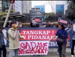 Cisadane Tercemar, Aktivis Kalung Gelar Aksi Simpatik di Gedung KLH