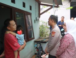 Kapolres Tangerang Selatan Berikan Bantuan kepada Guru Honorer yang Viral
