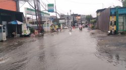 Jalan Mirip Kubangan Kerbau, Warga Sebut Tinjauan Walikota Jakarta Barat jangan Cuma Pencitraan