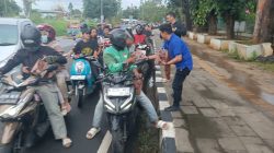Hujan Tak Halangi SMSI Tangsel Bagi 100 Takjil di Balaikota