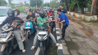 Hujan Tak Halangi SMSI Tangsel Bagi 100 Takjil di Balaikota