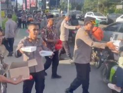 GM FKPPI Gandeng Polsek Cilandak Bagi Takjil Ramadan di Fatmawati