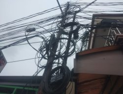 Semrawut! Kabel Optik Bergelantungan di Semanan Raya Dikeluhkan Warga