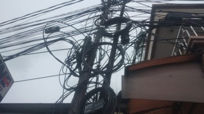 Semrawut! Kabel Optik Bergelantungan di Semanan Raya Dikeluhkan Warga