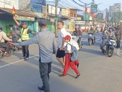 Satlinmas Tangsel Siaga Pagi, Amankan Siswa Menyeberang di Depan Sekolah