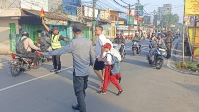 Satlinmas Tangsel Siaga Pagi, Amankan Siswa Menyeberang di Depan Sekolah
