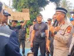 Simulasi Demo Ricuh di Ciputat Timur, Polisi dan Warga Kompak Redam Massa