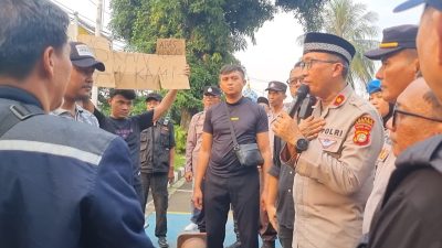 Simulasi Demo Ricuh di Ciputat Timur, Polisi dan Warga Kompak Redam Massa