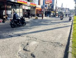 Jalan Kencana Raya Cengkareng Rusak Parah, Warga Keluhkan Sering Picu Kecelakaan