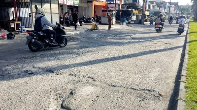 Jalan Kencana Raya Cengkareng Rusak Parah, Warga Keluhkan Sering Picu Kecelakaan
