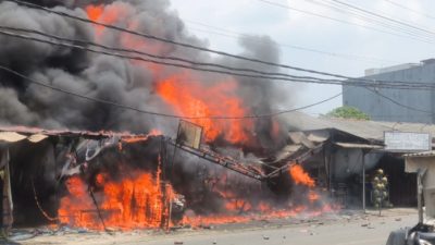 Siang Hari, Bengkel Motor di Pamulang Terbakar Hebat