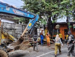 Bangli di Atas Saluran Air Cengkareng Dibongkar, Pemkot Jakbar Antisipasi Banjir