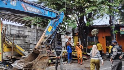 Bangli di Atas Saluran Air Cengkareng Dibongkar, Pemkot Jakbar Antisipasi Banjir