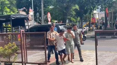 Jambret Kalung Emas 4 Gram, Dua Pelaku Berhasil Diringkus Polsek Kebon Jeruk