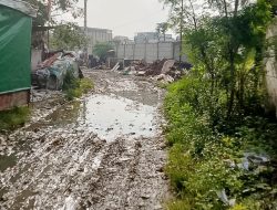 Jalan Rusak di Cengkareng Barat Dikeluhkan Warga, Akses ke Masjid Berlumpur Saat Hujan