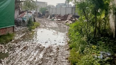 Jalan Rusak di Cengkareng Barat Dikeluhkan Warga, Akses ke Masjid Berlumpur Saat Hujan