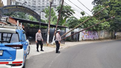Tiang Listrik-Wifi Roboh di Serpong Bikin Macet, Polisi-Gerak Cepat Urai Lalin