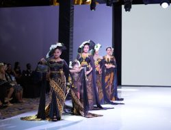 Desainer Mr A Tampil Memukau di Bali Fashion Parade 2026 Lewat Koleksi “The Soul of Heritage In Modern Glamour 