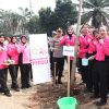 Semarak HUT RI ke-81, Kapolres Metro Jakbar dan Warga Tanam Pohon di Daan Mogot